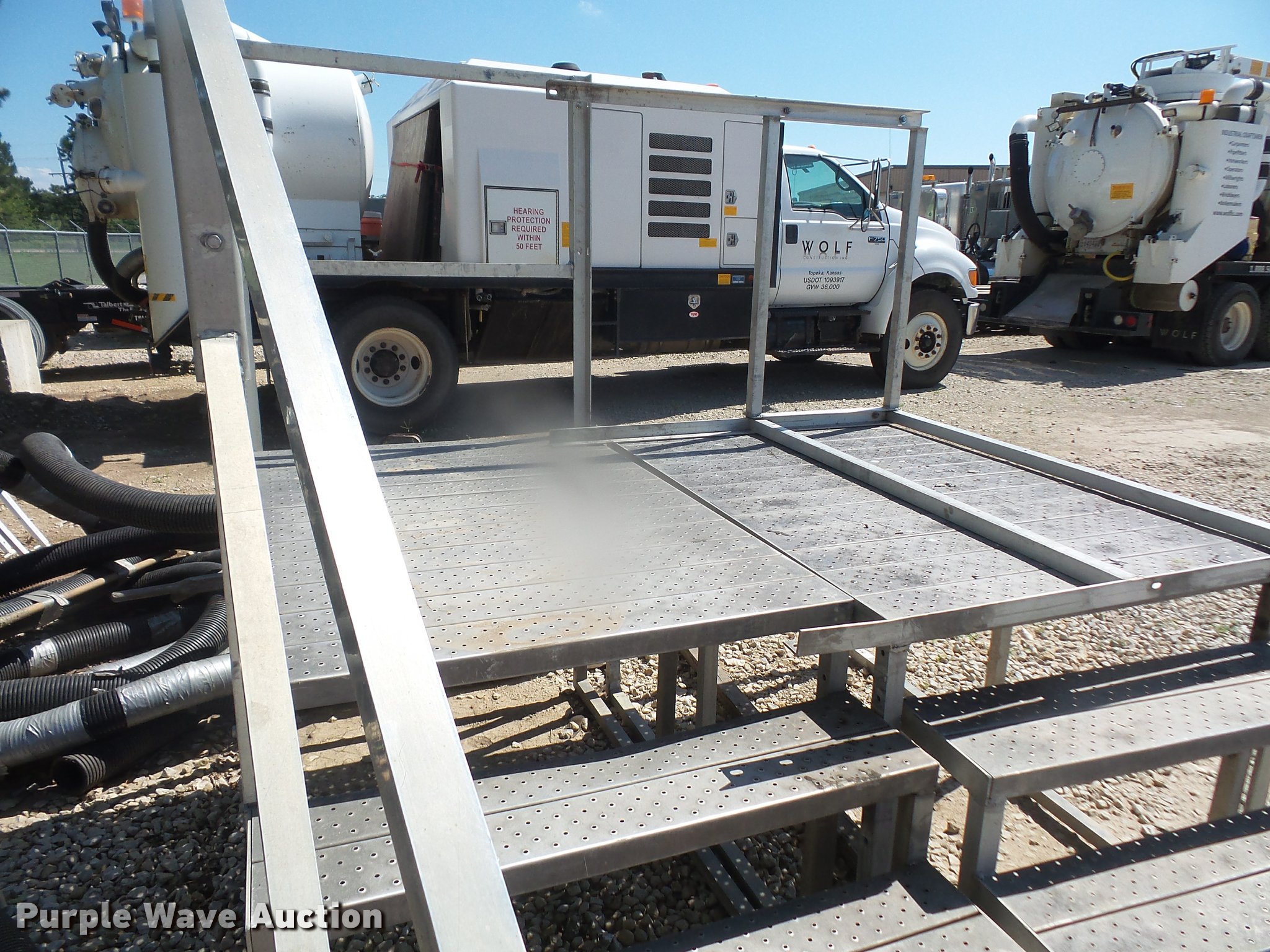 (2) aluminum steps in Topeka, KS Item DK9487 sold Purple Wave