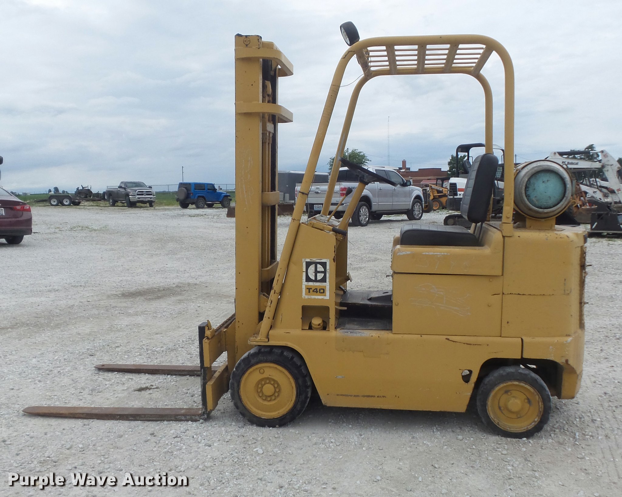 Caterpillar T40 forklift in Shipman, IL Item K7562 sold Purple Wave