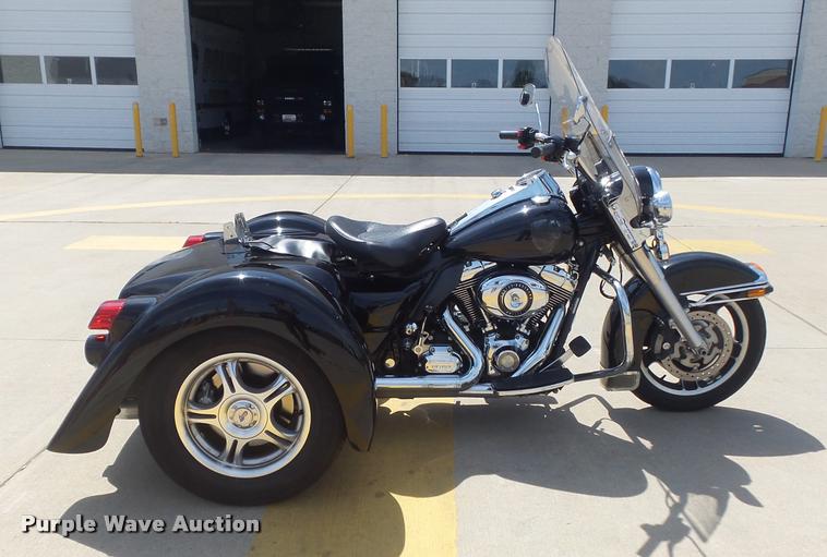 image for item CC9581 2009 Harley Davidson FLHPI tricycle motorcycle