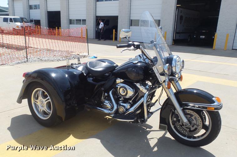 image for item CC9581 2009 Harley Davidson FLHPI tricycle motorcycle