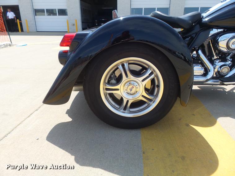 image for item CC9581 2009 Harley Davidson FLHPI tricycle motorcycle