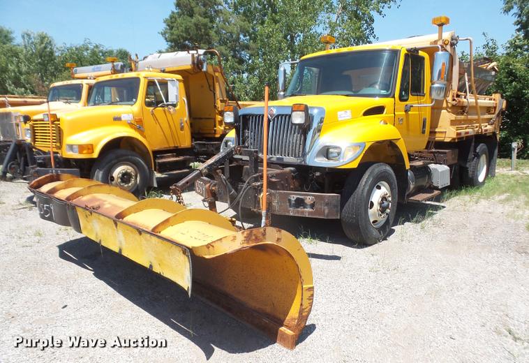 image for item DA1596 2002 International 7400 dump truck