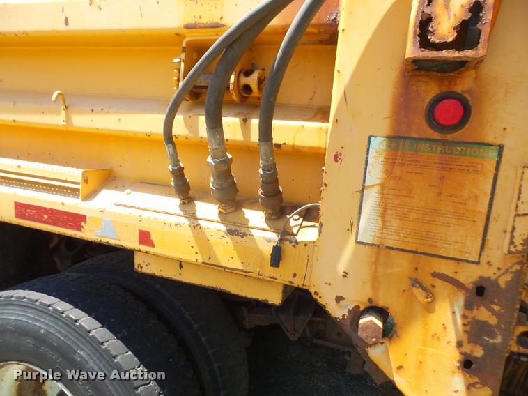 image for item DA1596 2002 International 7400 dump truck