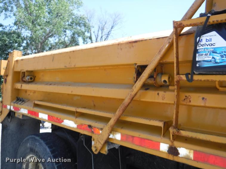 image for item DA1597 2000 International 4900 dump truck