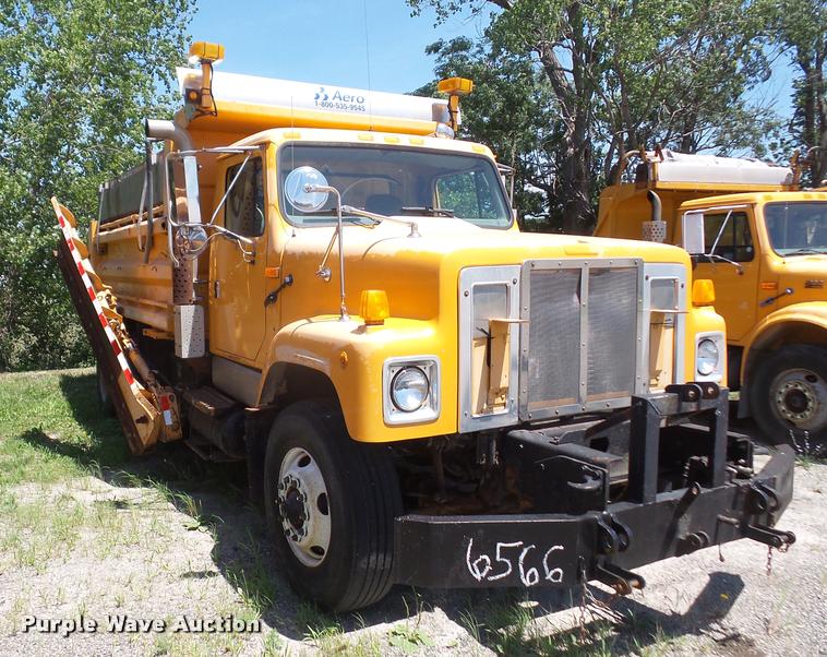 image for item DA1598 2002 International 2554 dump truck