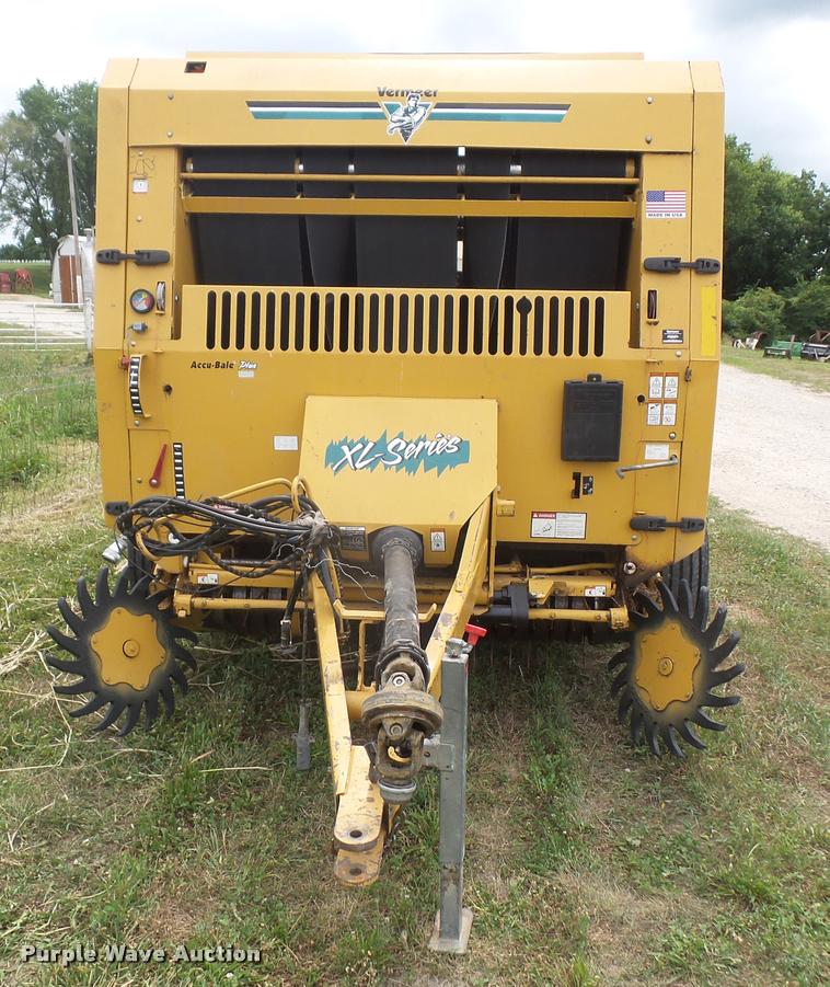 image for item DA1630 2004 Vermeer 555XL round baler