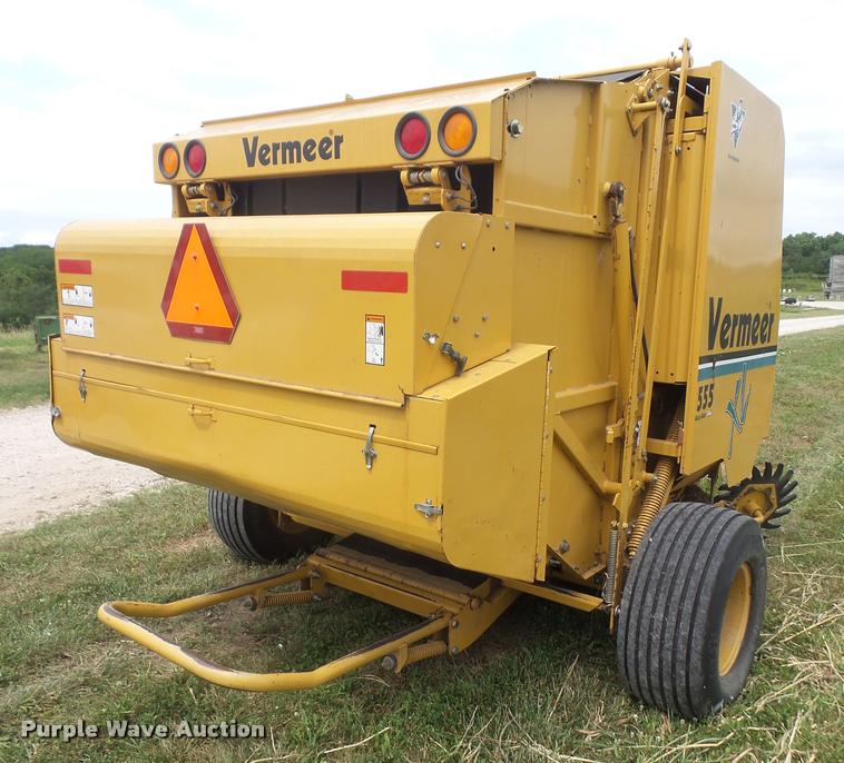 image for item DA1630 2004 Vermeer 555XL round baler