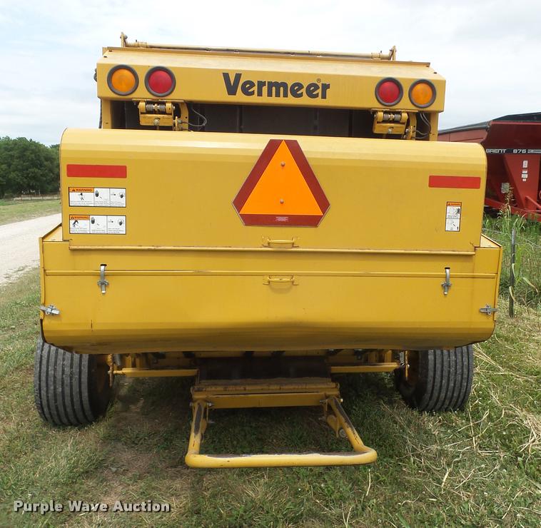 image for item DA1630 2004 Vermeer 555XL round baler