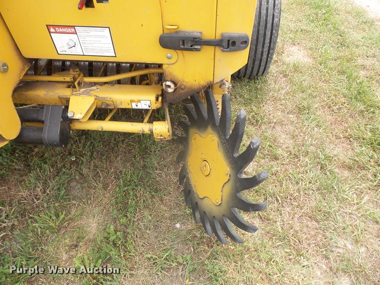 image for item DA1630 2004 Vermeer 555XL round baler