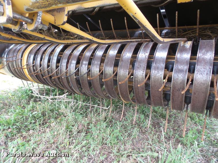 2004 Vermeer 555XL round baler in Lansing, KS | Item DA1630 sold