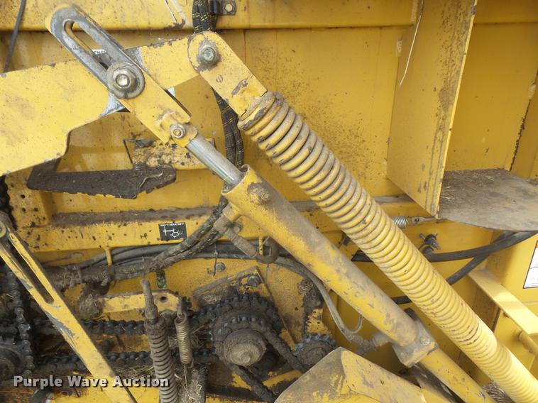 2004 Vermeer 555XL round baler in Lansing, KS | Item DA1630 sold