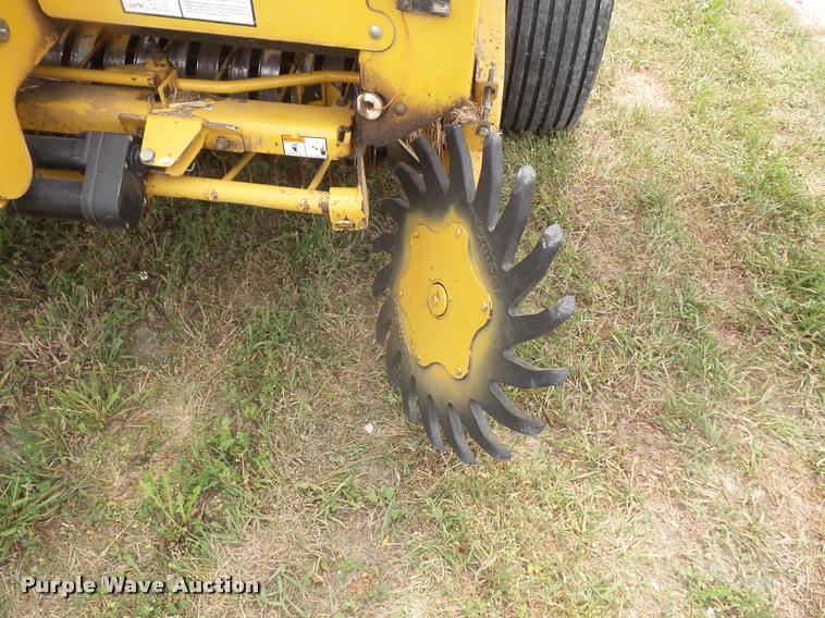 2004 Vermeer 555XL round baler in Lansing, KS | Item DA1630 sold