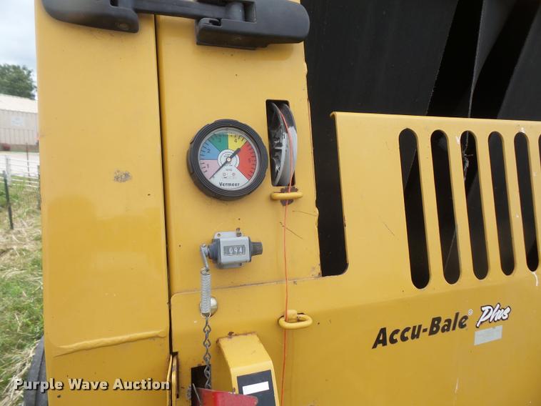 image for item DA1630 2004 Vermeer 555XL round baler
