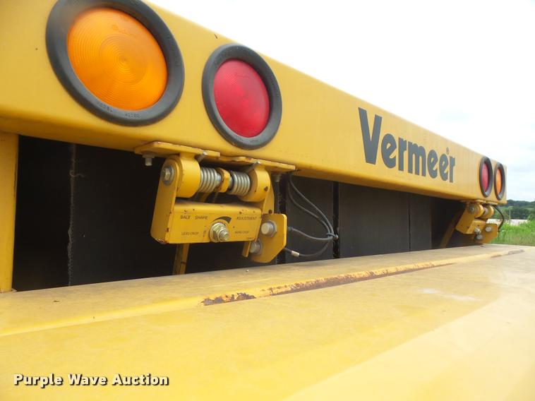 image for item DA1630 2004 Vermeer 555XL round baler