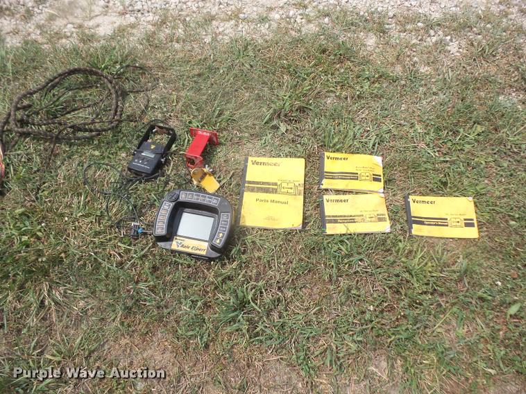 image for item DA1630 2004 Vermeer 555XL round baler