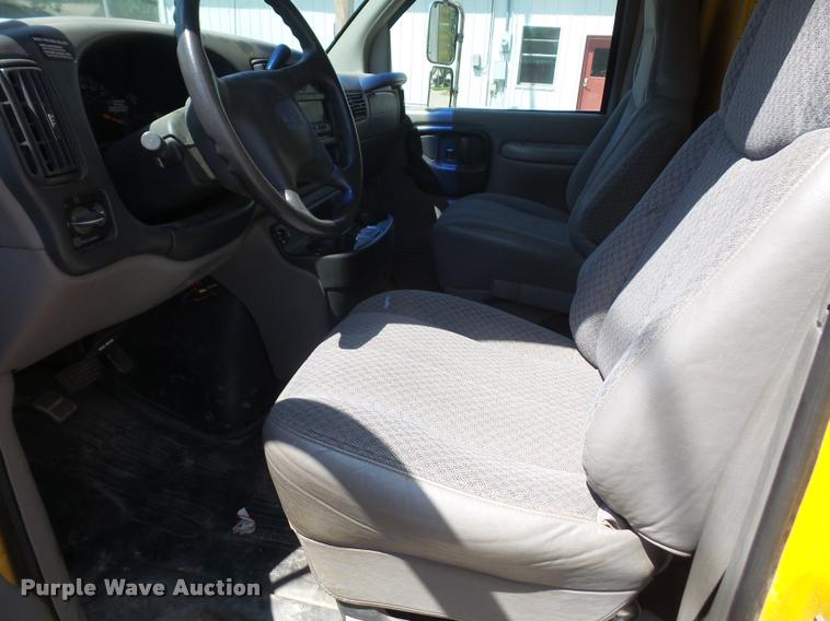 image for item DA1642 1998 GMC Savana G3500 Cargo box truck