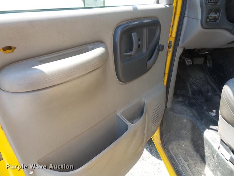 image for item DA1642 1998 GMC Savana G3500 Cargo box truck