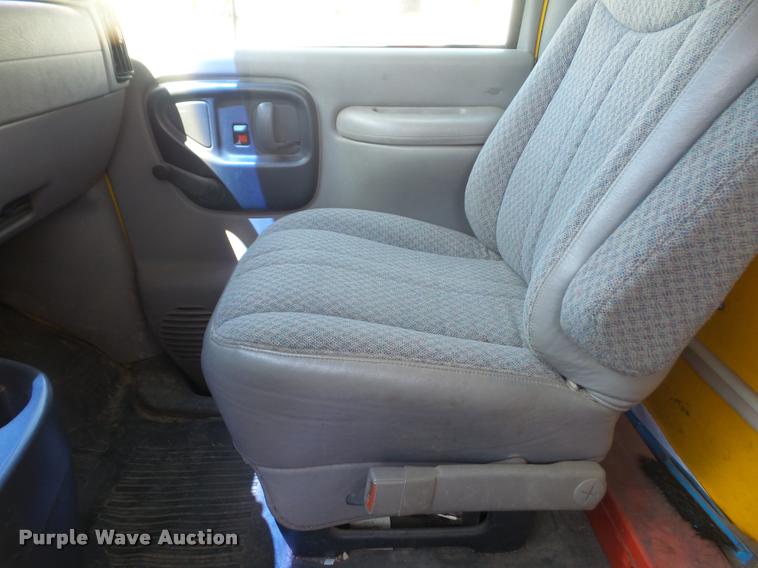 image for item DA1642 1998 GMC Savana G3500 Cargo box truck