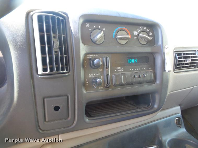 image for item DA1642 1998 GMC Savana G3500 Cargo box truck