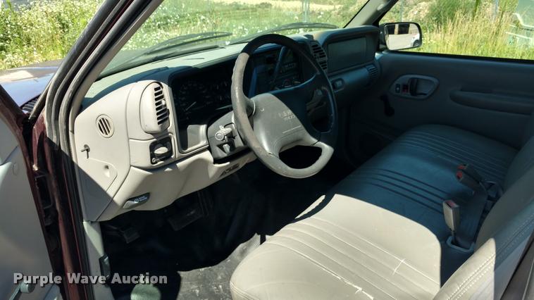 image for item DA5610 1997 GMC Suburban 1500 SUV