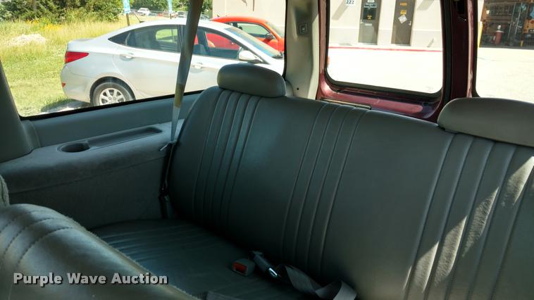 image for item DA5610 1997 GMC Suburban 1500 SUV