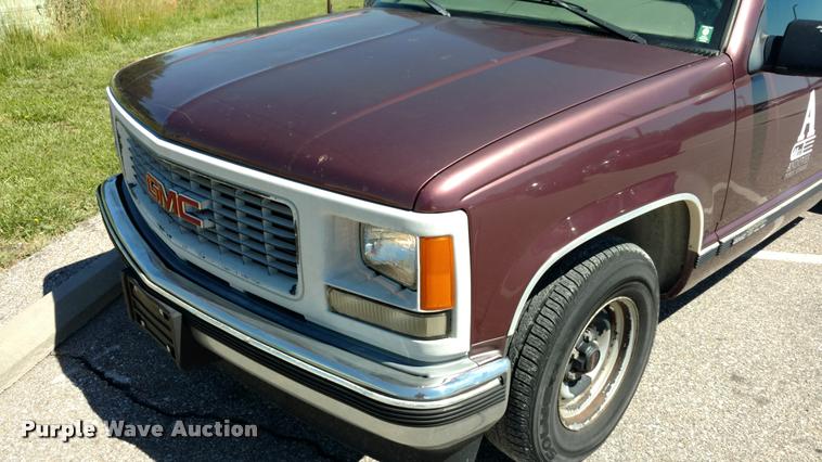 image for item DA5610 1997 GMC Suburban 1500 SUV
