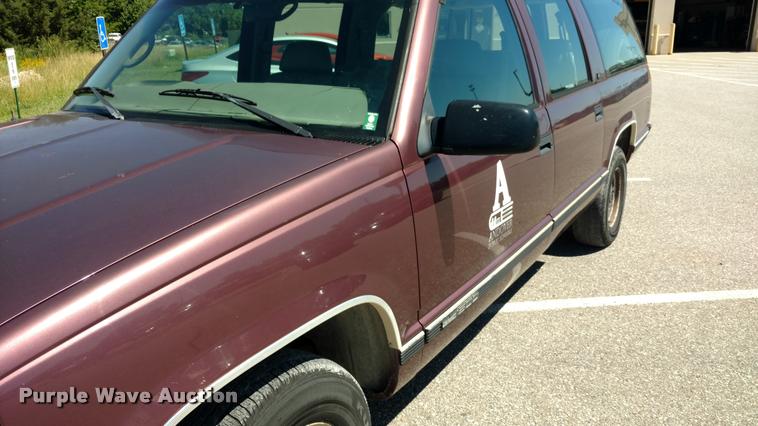 image for item DA5610 1997 GMC Suburban 1500 SUV