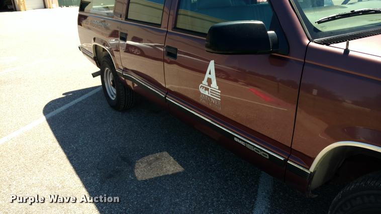 image for item DA5610 1997 GMC Suburban 1500 SUV