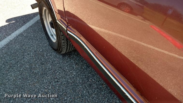 image for item DA5610 1997 GMC Suburban 1500 SUV