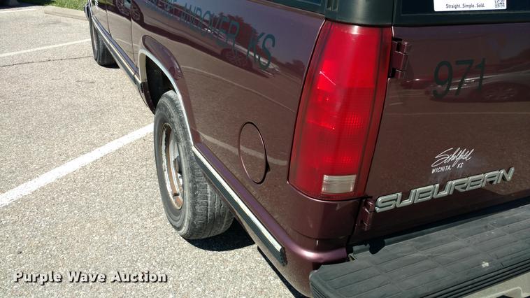 image for item DA5610 1997 GMC Suburban 1500 SUV