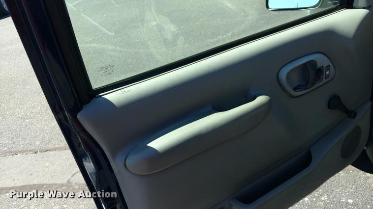 image for item DA5612 1999 GMC Suburban 1500 SUV