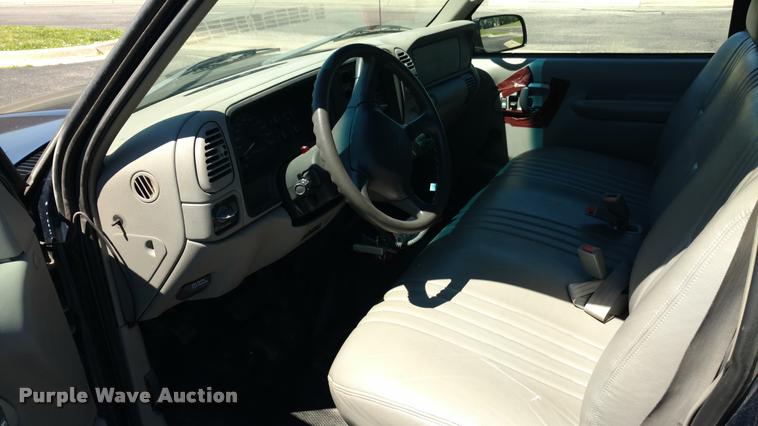 image for item DA5612 1999 GMC Suburban 1500 SUV