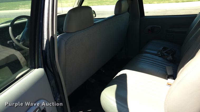 image for item DA5612 1999 GMC Suburban 1500 SUV