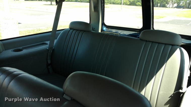 image for item DA5612 1999 GMC Suburban 1500 SUV