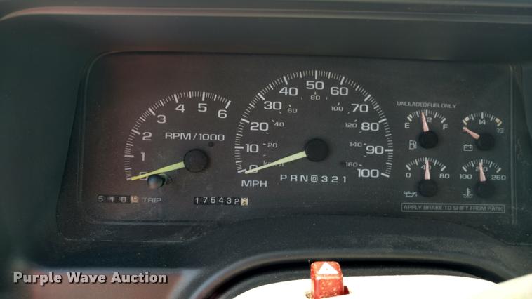 image for item DA5612 1999 GMC Suburban 1500 SUV