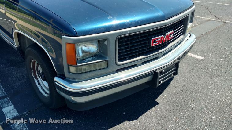 image for item DA5612 1999 GMC Suburban 1500 SUV