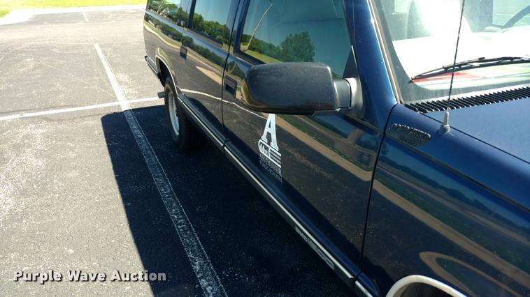 image for item DA5612 1999 GMC Suburban 1500 SUV
