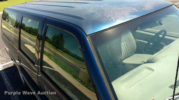 image for item DA5612 1999 GMC Suburban 1500 SUV