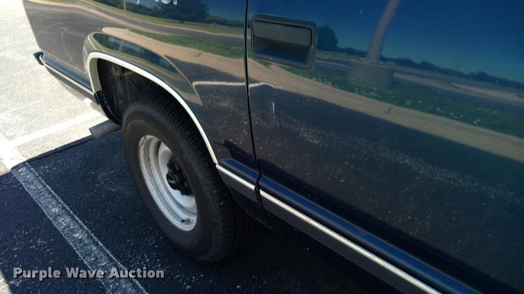 image for item DA5612 1999 GMC Suburban 1500 SUV