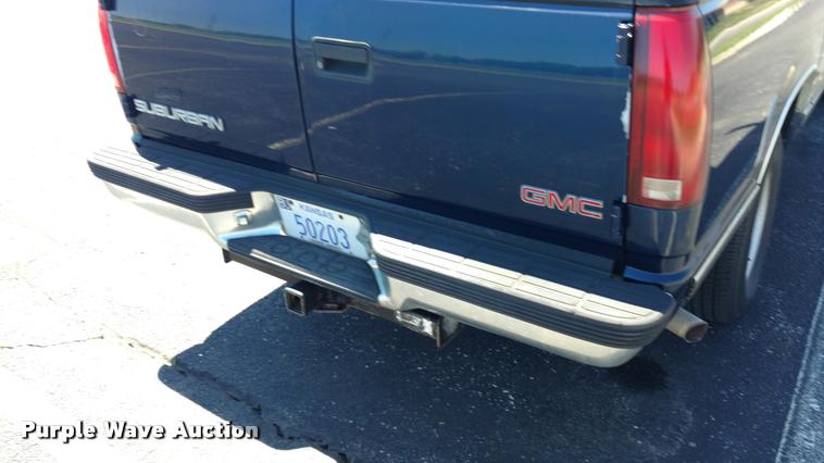 image for item DA5612 1999 GMC Suburban 1500 SUV