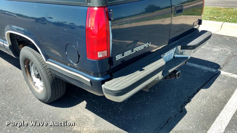 image for item DA5612 1999 GMC Suburban 1500 SUV