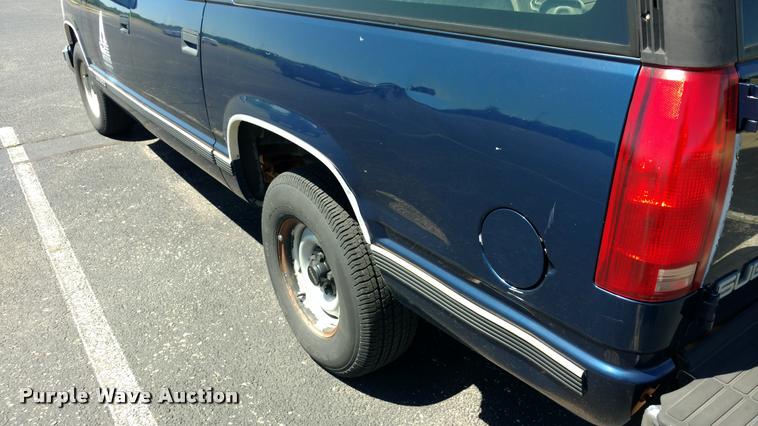 image for item DA5612 1999 GMC Suburban 1500 SUV