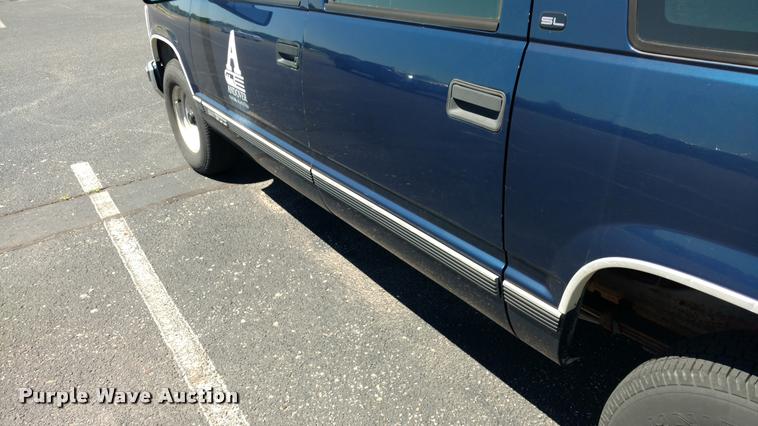 image for item DA5612 1999 GMC Suburban 1500 SUV