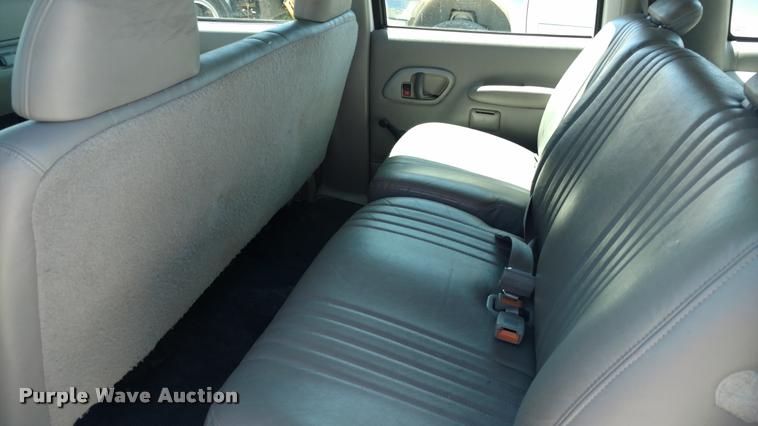 image for item DA5613 1999 GMC Suburban 1500 SUV