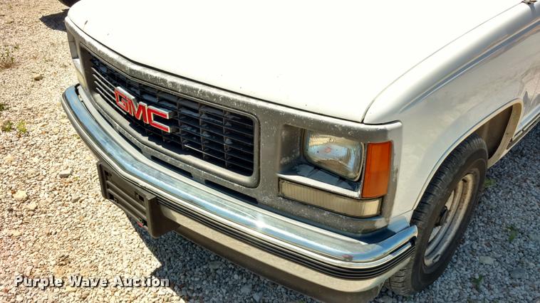 image for item DA5613 1999 GMC Suburban 1500 SUV