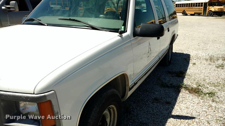 image for item DA5613 1999 GMC Suburban 1500 SUV