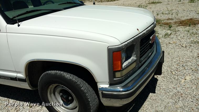 image for item DA5613 1999 GMC Suburban 1500 SUV