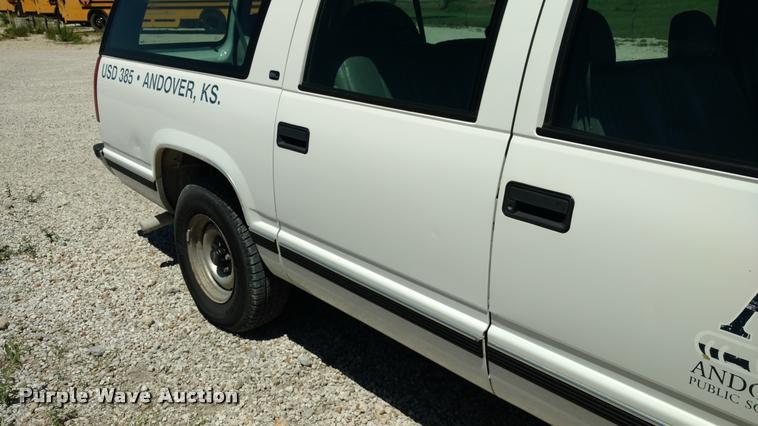 image for item DA5613 1999 GMC Suburban 1500 SUV