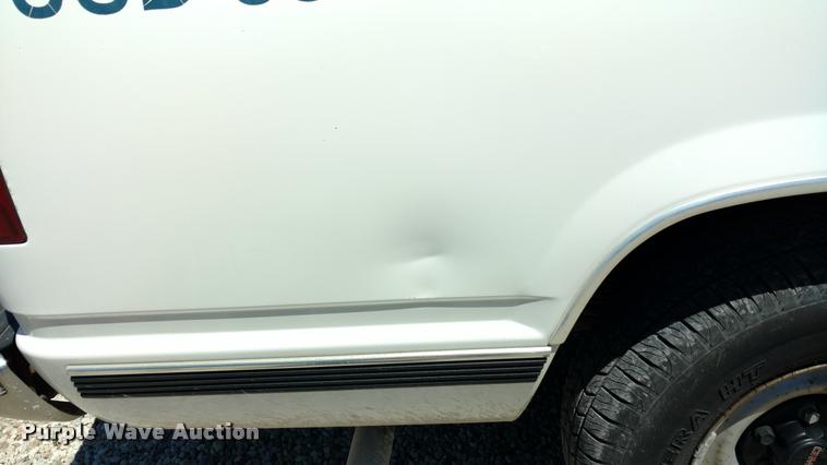 image for item DA5613 1999 GMC Suburban 1500 SUV