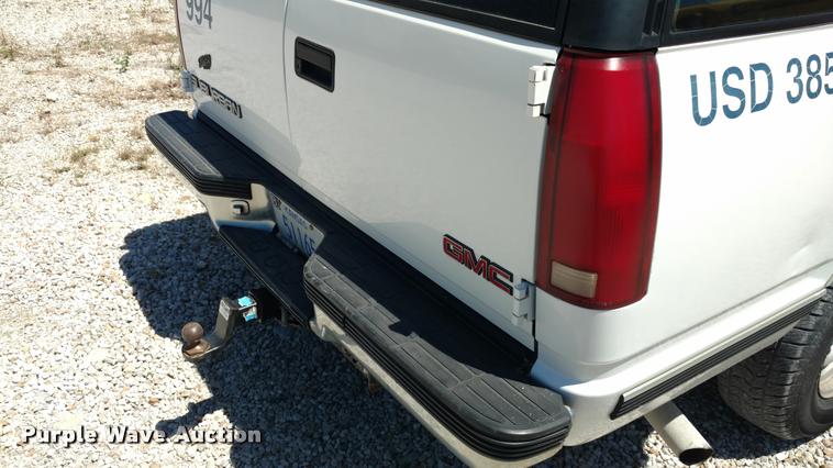 image for item DA5613 1999 GMC Suburban 1500 SUV